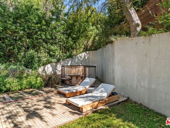 4104 Saugus Avenue, Sherman Oaks CA 91403