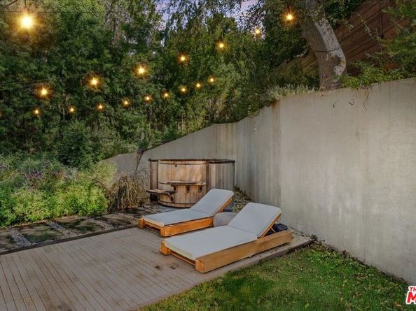 4104 Saugus Avenue, Sherman Oaks CA 91403