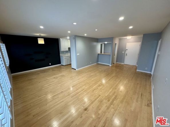1250 N Kings Road 303, West Hollywood CA 90069