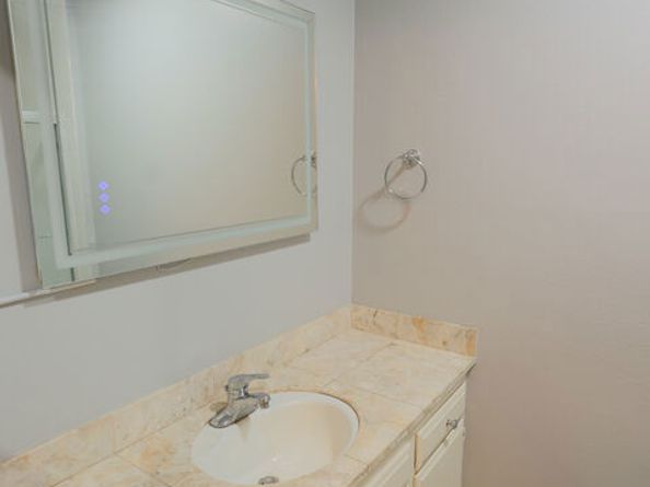 1250 N Kings Road 303, West Hollywood CA 90069