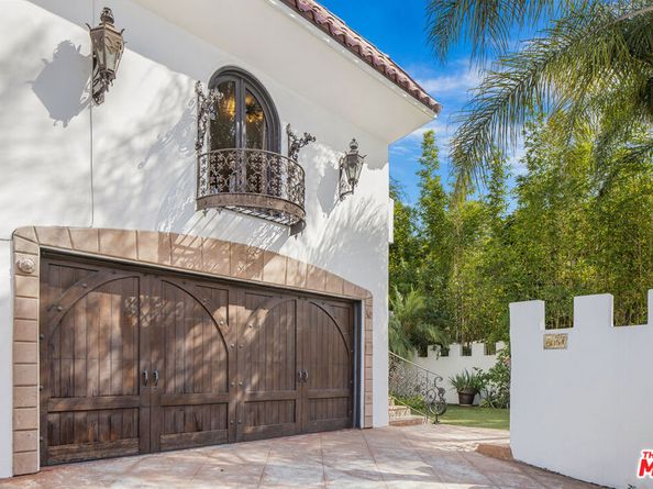 8054 Fareholm Drive, Los Angeles CA 90046