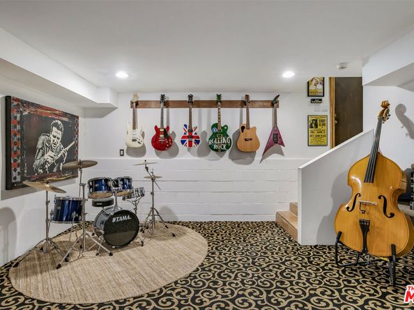 8054 Fareholm Drive, Los Angeles CA 90046