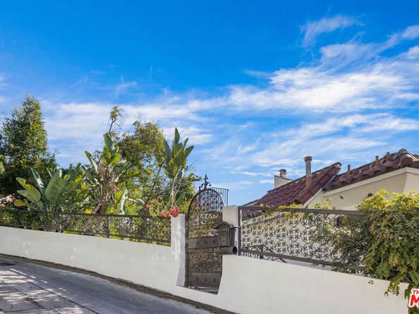 8054 Fareholm Drive, Los Angeles CA 90046