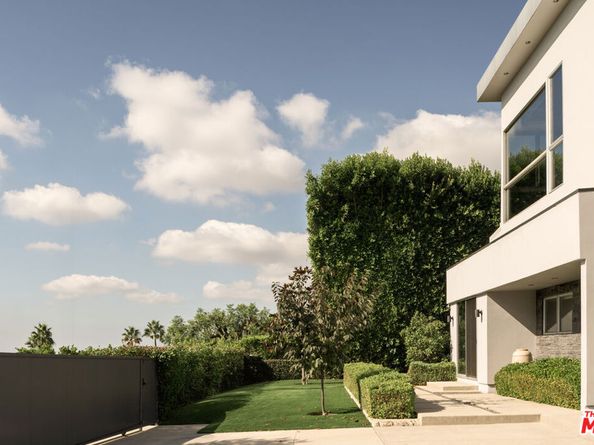 10917 Savona Road, Los Angeles CA 90077