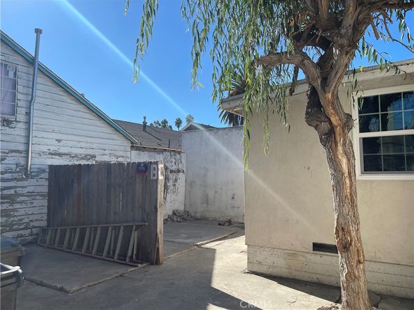 211 1/2 E Eagle Street, Long Beach CA 90806