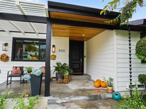 606 Uclan Drive, Burbank CA 91504