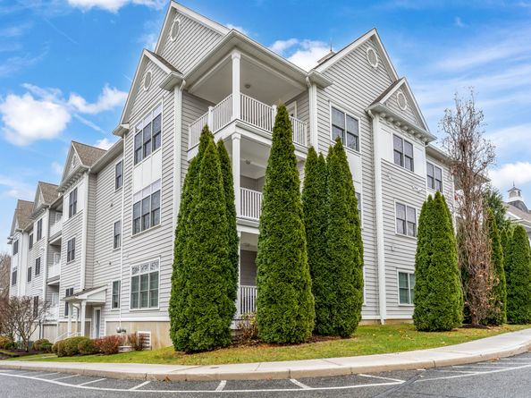 332 Still Water Circle 332, Brookfield CT 06804