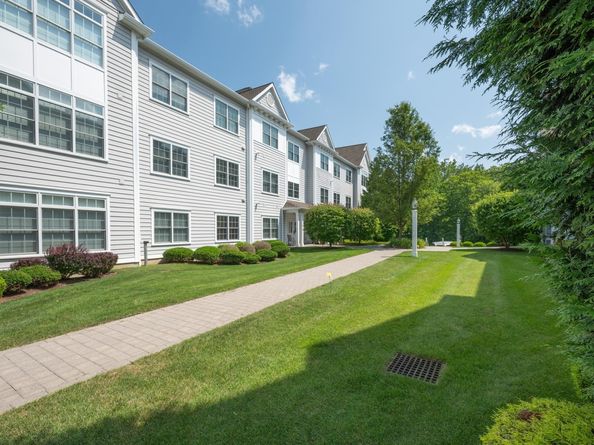 332 Still Water Circle 332, Brookfield CT 06804