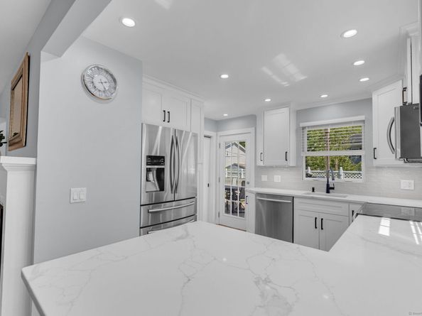 19 Assisi Way, Norwalk CT 06851