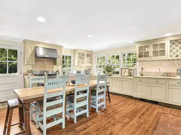 204 Parade Hill Road, New Canaan CT 06840