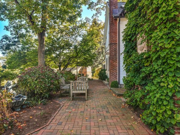 204 Parade Hill Road, New Canaan CT 06840