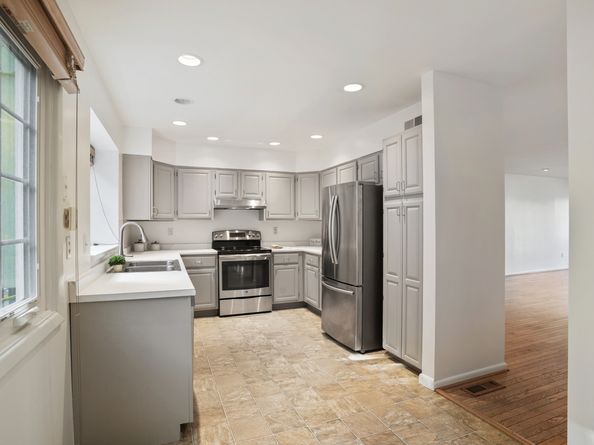 121 Paugusett Circle, Trumbull CT 06611