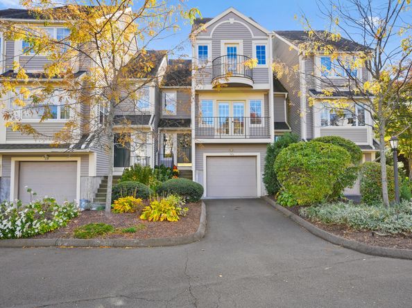 121 Paugusett Circle, Trumbull CT 06611