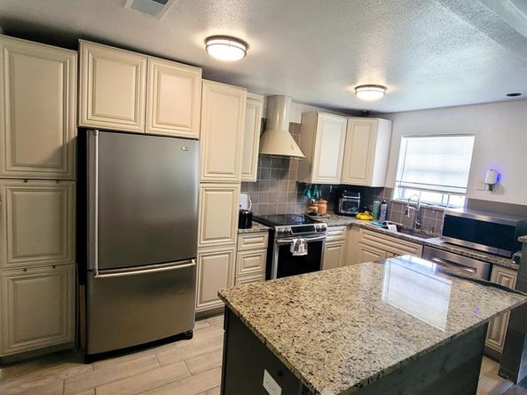 2706  Meadow Bluff Lane , Dallas Texas 75237
