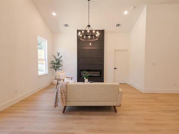 2833  Avenue L  , Fort Worth Texas 76105