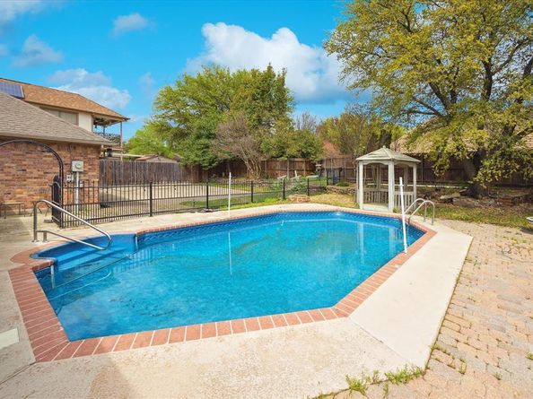 524  Highland Park Drive , Hurst Texas 76054