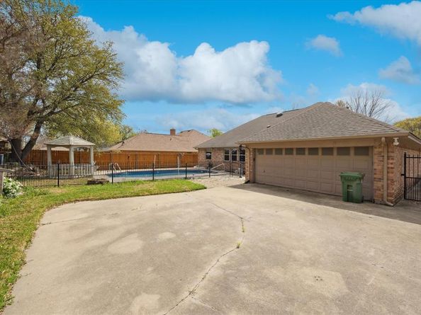 524  Highland Park Drive , Hurst Texas 76054