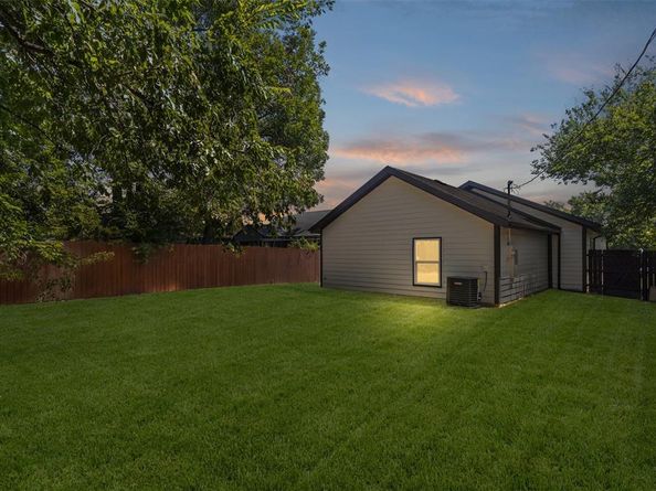 1037 E Richmond Avenue , Fort Worth Texas 76104