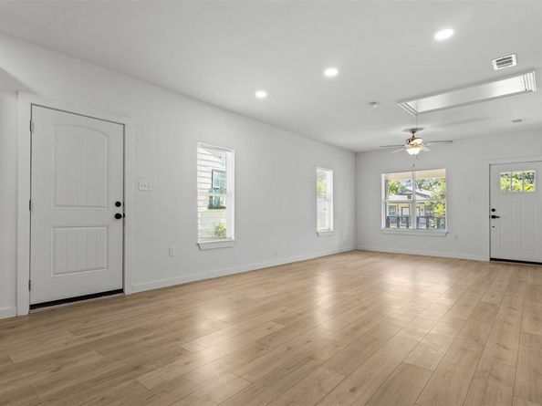 1037 E Richmond Avenue , Fort Worth Texas 76104