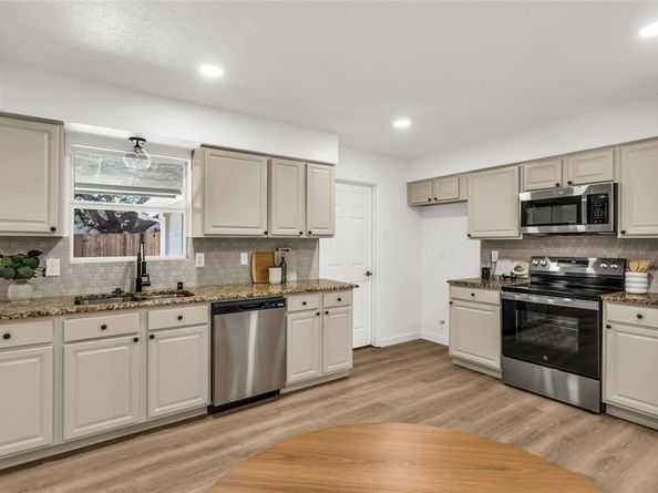 1390  Dogwood Trail , Lewisville Texas 75067
