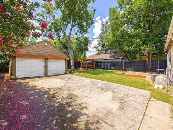 2610  Aster Street , Dallas Texas 75211