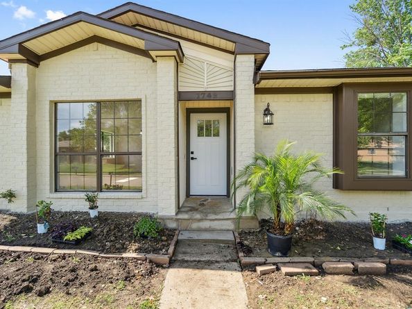 1742  Canterbury Lane , Lewisville Texas 75067