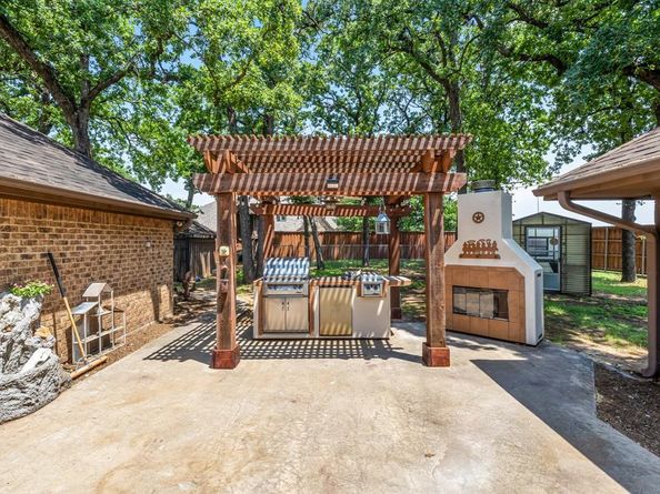 2126  Los Robles Street , Grapevine Texas 76051