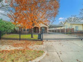 3934  Harlingen Street , Dallas Texas 75212