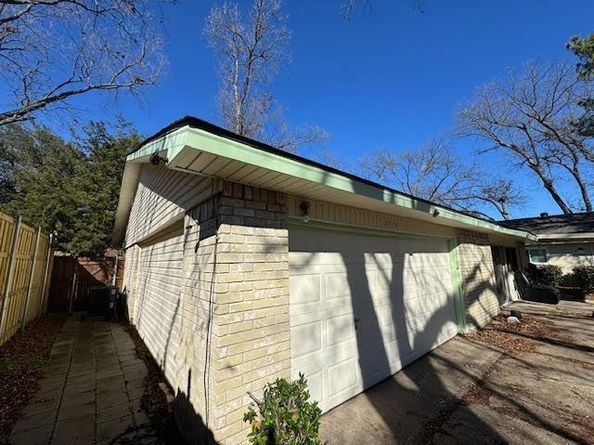 2710  Ashglen Drive , Garland Texas 75043