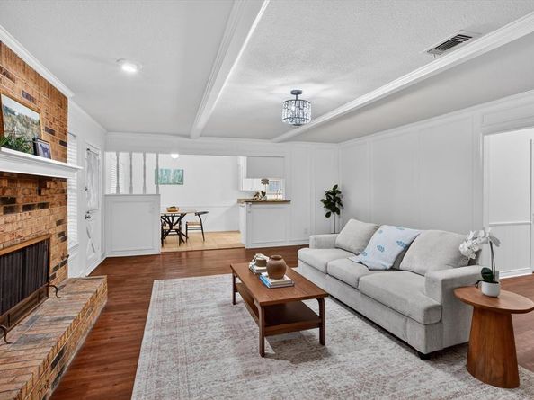 2132  Sandy Lane , Irving Texas 75060