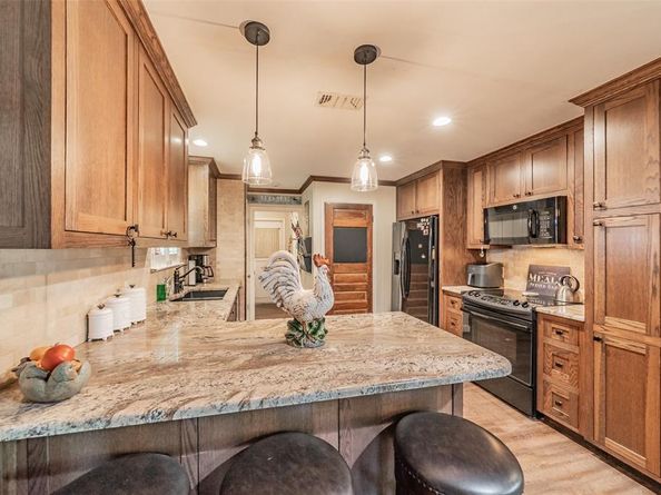 1806  Hilltop Lane , Pantego Texas 76013