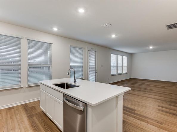 2704  Goldfinch Drive , Denton Texas 76205