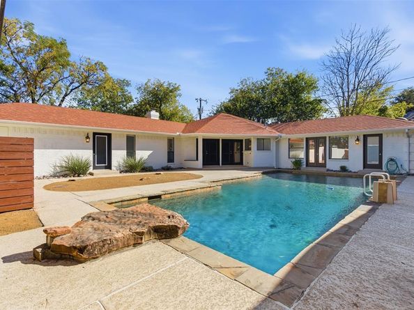 2201  Mistletoe Boulevard , Fort Worth Texas 76110