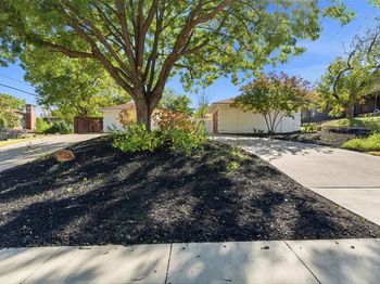 2201  Mistletoe Boulevard 