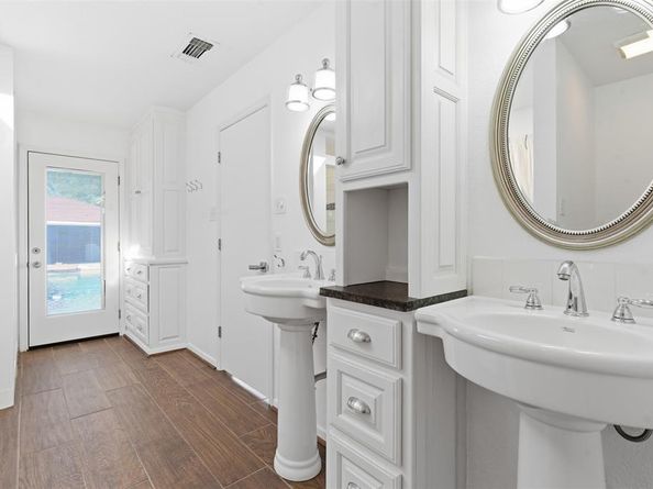 2201  Mistletoe Boulevard , Fort Worth Texas 76110