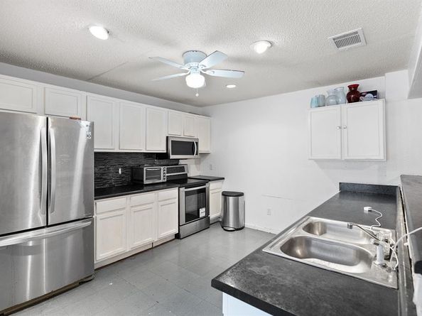 136 N Polk Street , DeSoto Texas 75116