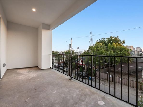 1504  Holly Avenue , Dallas Texas 75204