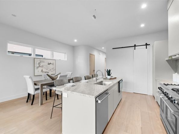 1504  Holly Avenue , Dallas Texas 75204