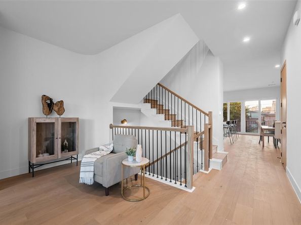 1504  Holly Avenue , Dallas Texas 75204