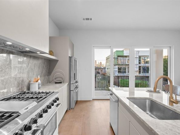 1504  Holly Avenue , Dallas Texas 75204