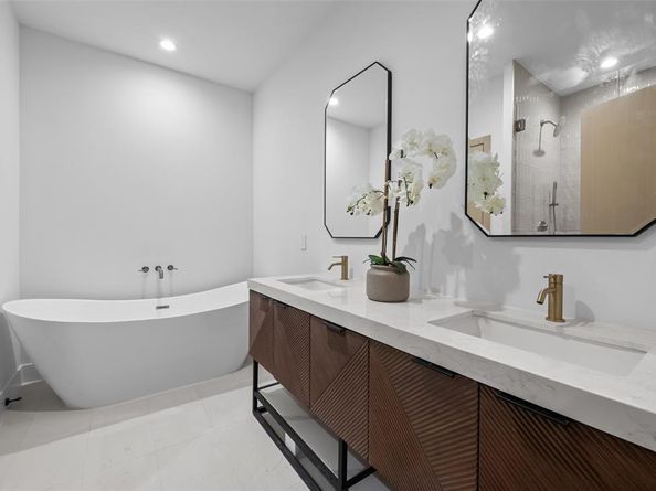 1504  Holly Avenue , Dallas Texas 75204