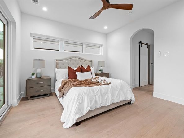 1504  Holly Avenue , Dallas Texas 75204
