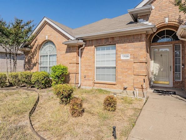 1709  Plum Creek Drive , DeSoto Texas 75115