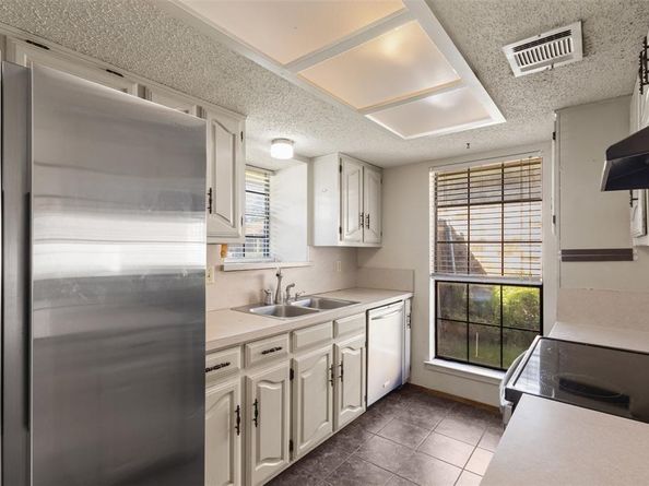 5421  Knollridge  , Garland Texas 75043