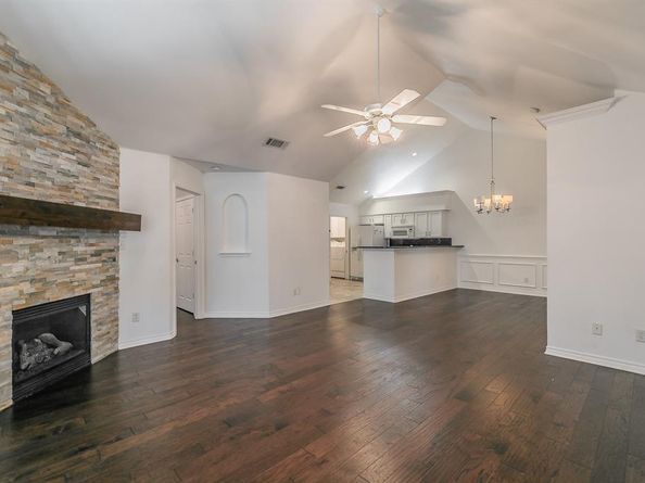 803  Cara Lane , Arlington Texas 76012