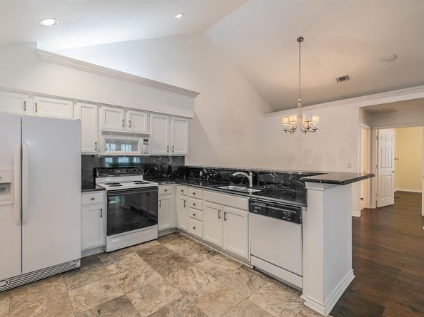 803  Cara Lane , Arlington Texas 76012