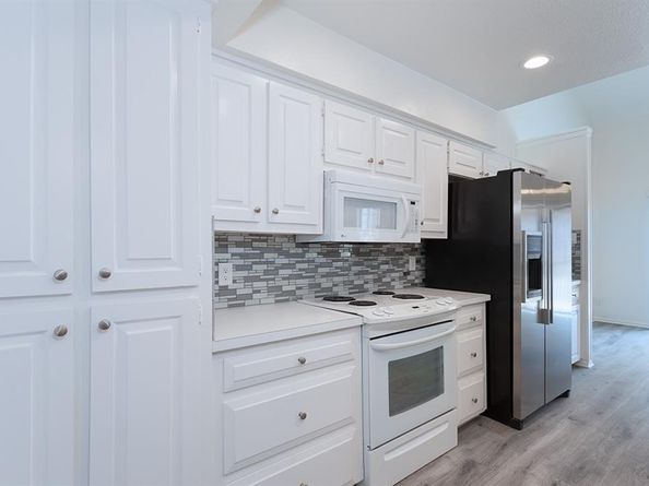 7450  Holly Hill Drive  105, Dallas Texas 75231