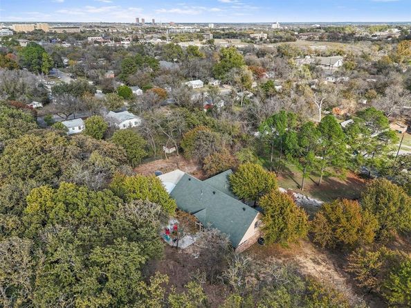 1522  Oakwood Drive , Denton Texas 76205