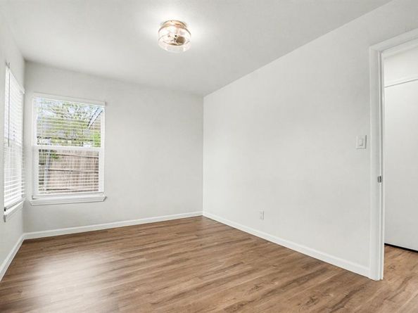 928  Ash Crescent Street , Fort Worth Texas 76104