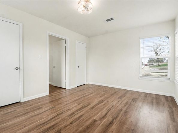 928  Ash Crescent Street , Fort Worth Texas 76104